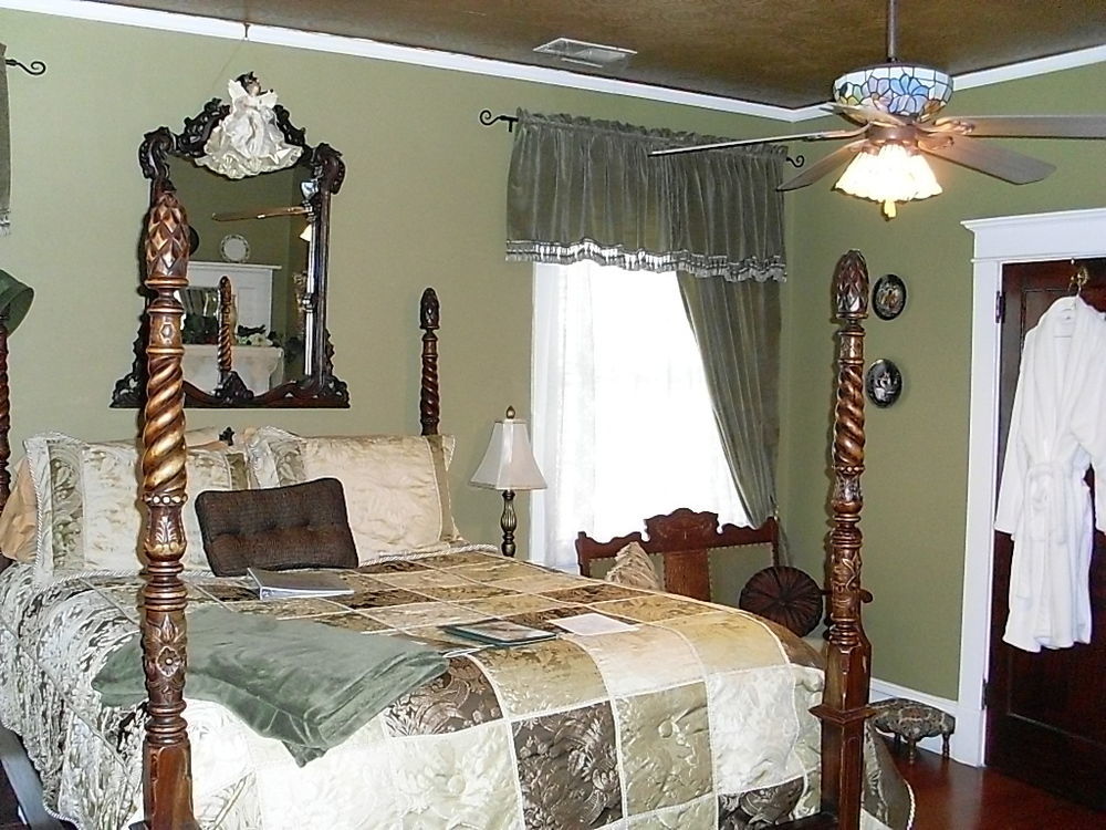 The Inn On Front Street Стейтсвил Екстериор снимка